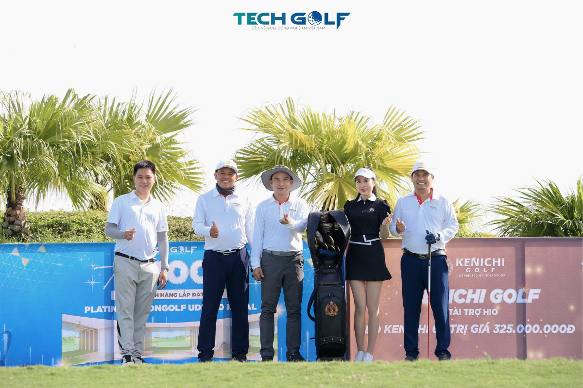 Đại diện Techgolf Techgolf cùng nhà tài trợ GolfGroup