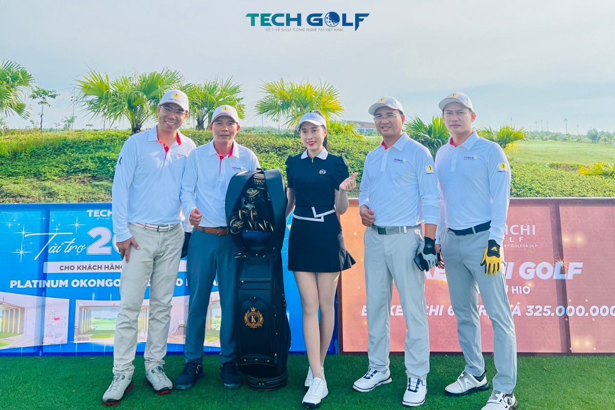 Các golfer check-in với bộ gậy Kenichi và voucher 200 triệu từ Techgolf