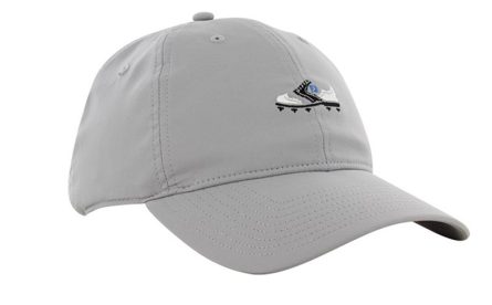 Đây cũng là một trong những mẫu mũ golf được bán chạy nhất của hãng FootJoy