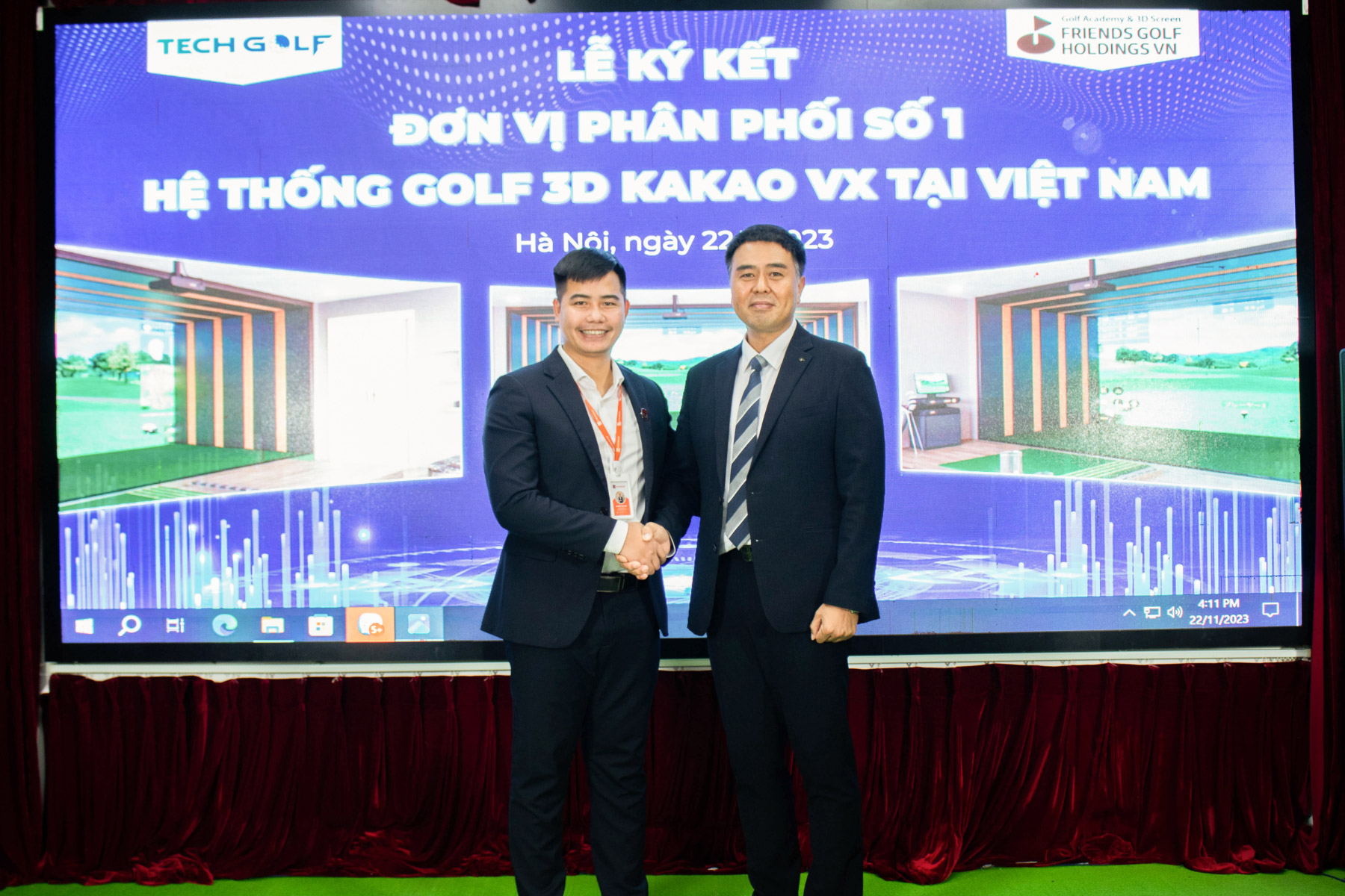 Giám đốc Nguyễn Tuấn Anh và đại diện BLĐ Kakao VX trong buổi lễ ký kết hợp tác