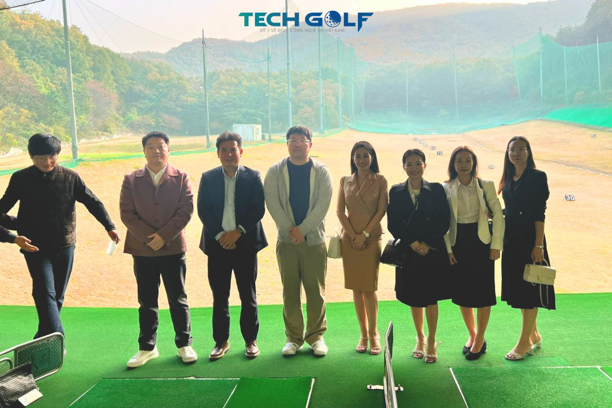 Đội ngũ Techgolf tham quan sân tập kết hợp phòng golf 3D hiện đại
