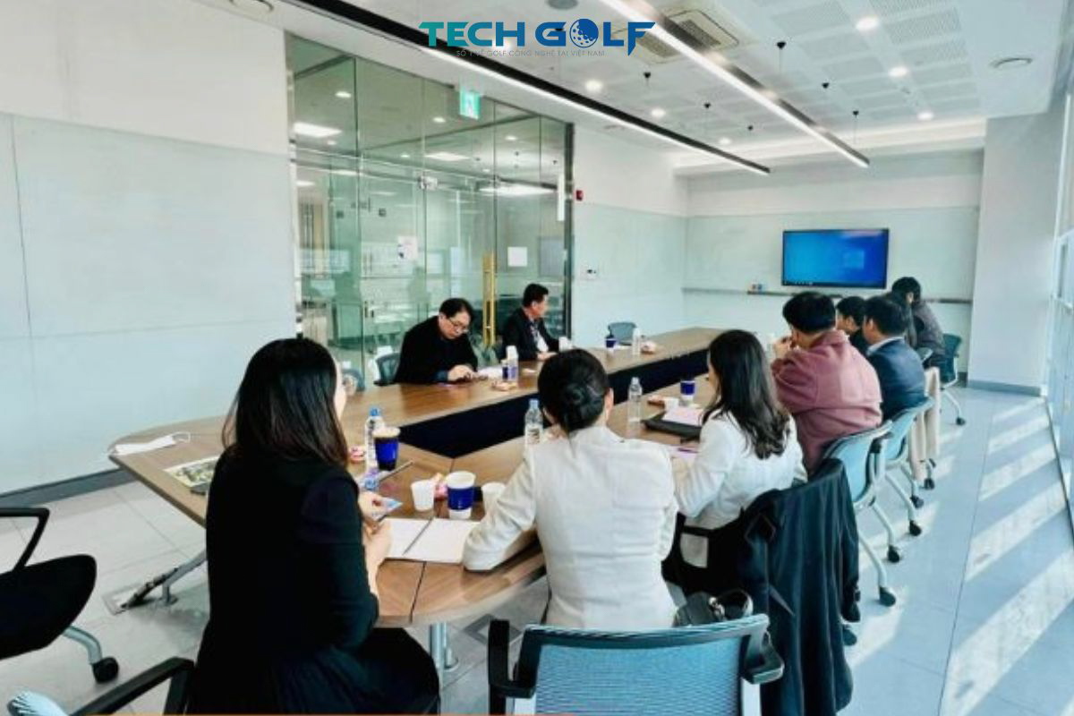 TGĐ Đinh Thị Quỳnh Trang thảo luận về xu hướng golf công nghệ với hội đồng chuyên môn tại Đại học Hoseo