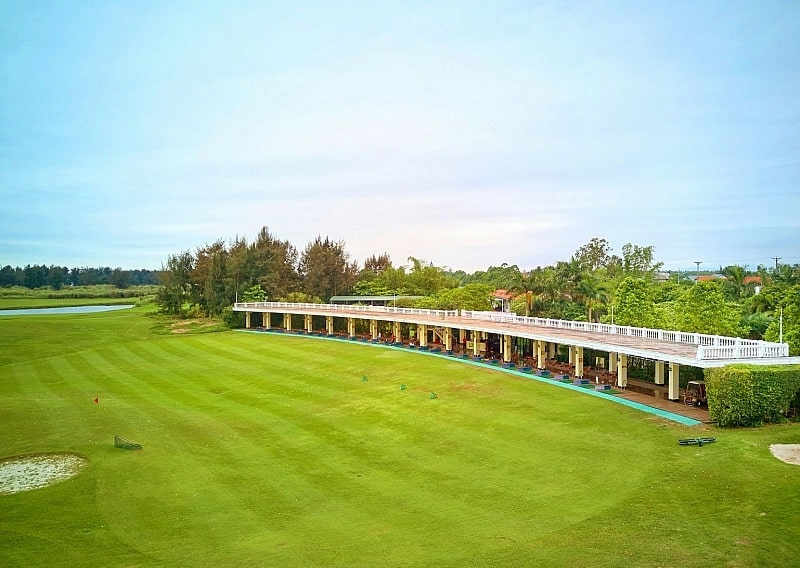 Sân tập golf Móng Cái có trang thiết bị hiện đại hỗ trợ tối đa cho người học