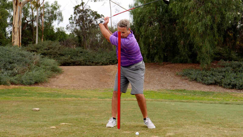 Nhiều golfer có thói quen dồn trọng lượng cơ thể về phía sau khi swing