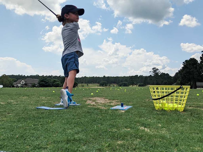 Trẻ em thoải mái tập luyện khi có gậy đánh golf phù hợp