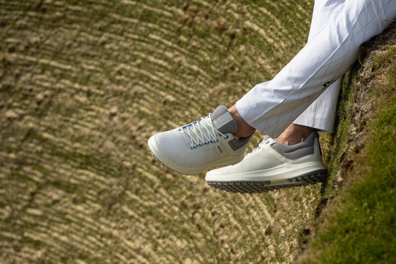 Giày golf Ecco M Golf Core ôm chân rất mềm mại, thoải mái