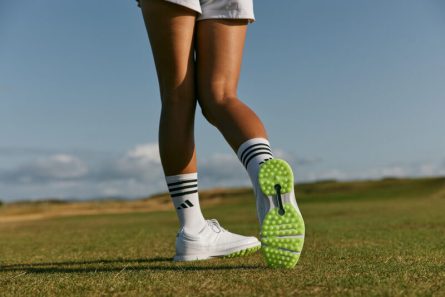 Giày golf nữ Adidas sử dụng những tông màu nổi bật, bắt mắt