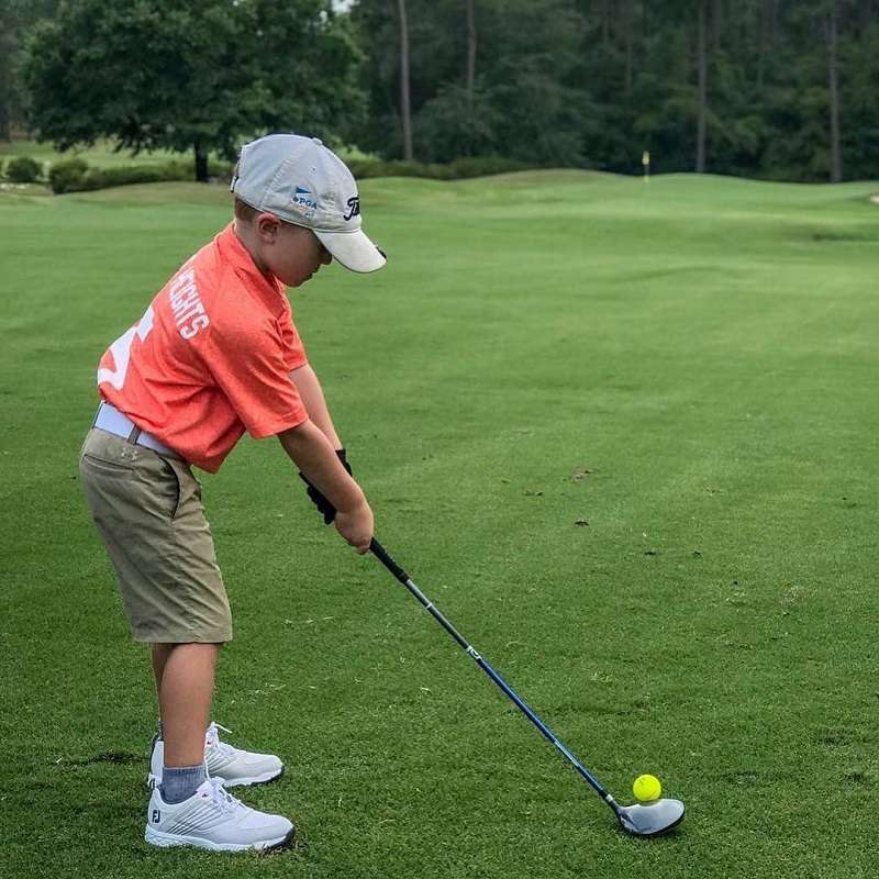 Giày golf trẻ em được thiết kế để phù hợp với đặc điểm bàn chân của trẻ