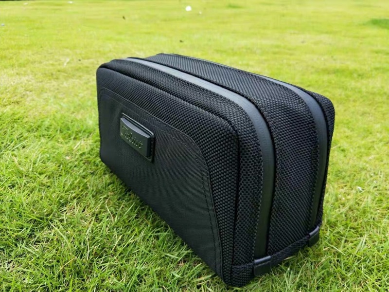 Túi golf có kích thước rộng, sức chứa lớn và được chia thành hai ngăn riêng biệt