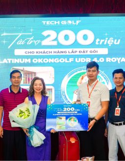 BLĐ Techgolf trao tay giải HIO là voucher lắp đặt phòng golf 3D Okongolf trị giá 200 triệu cho nữ golfer Nguyễn Thị Hồng