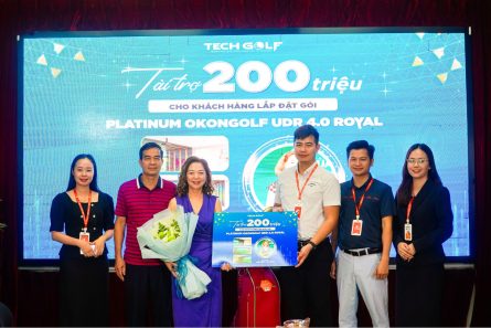 BLĐ Techgolf trao tay giải HIO là voucher lắp đặt phòng golf 3D Okongolf trị giá 200 triệu cho nữ golfer Nguyễn Thị Hồng