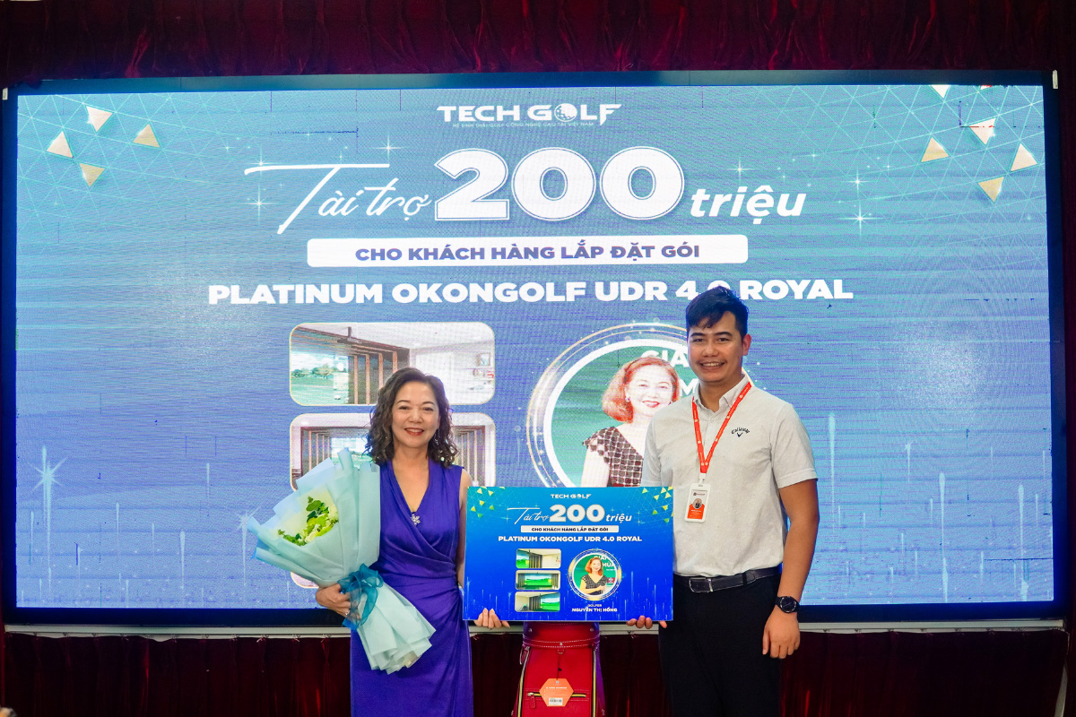 Giám đốc điều hành Nguyễn Tuấn Anh trao tay golfer Nguyễn Hồng voucher lắp đặt phòng golf 3D Okongolf cao cấp