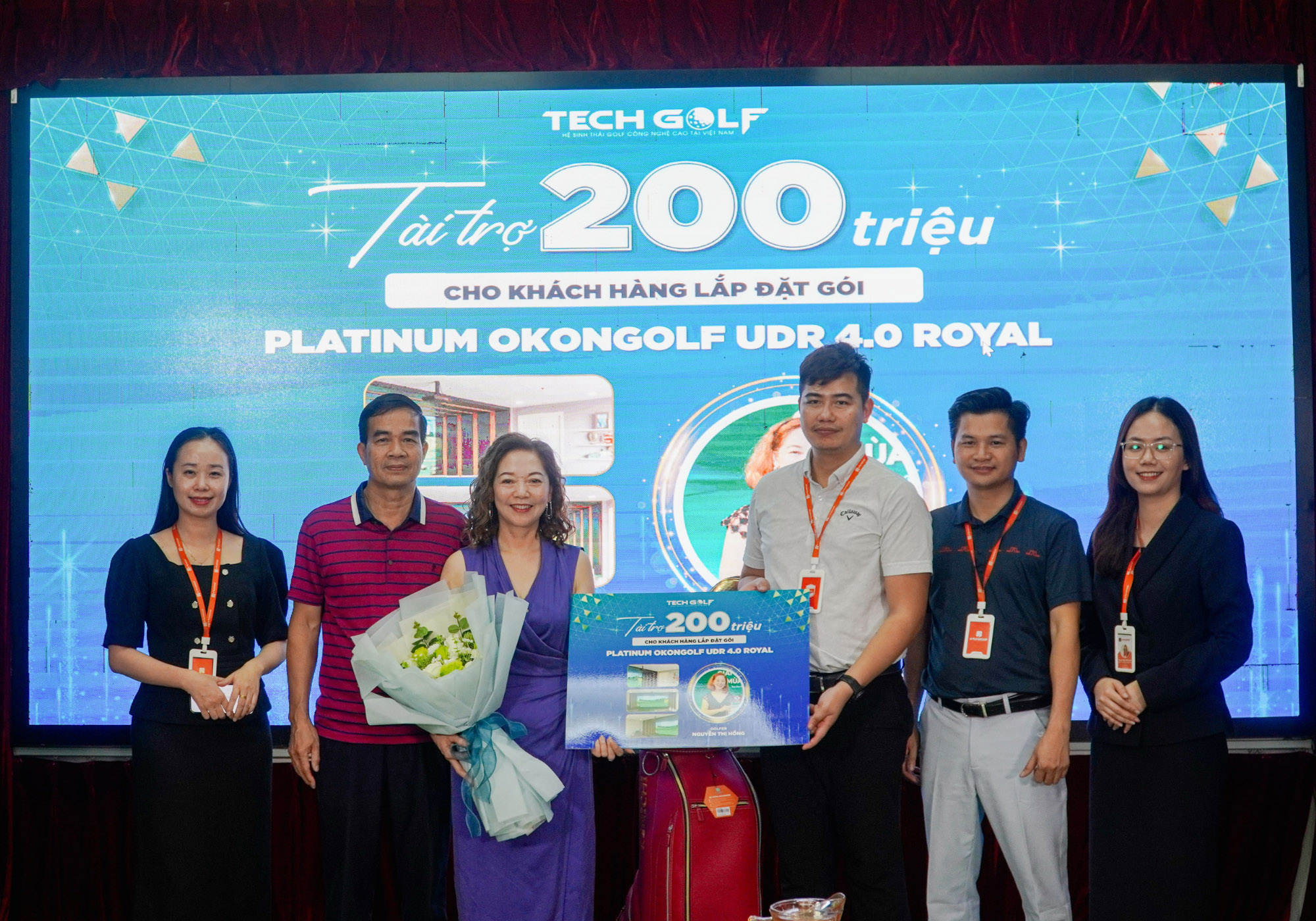 Ban lãnh đạo Techgolf trao tận tay voucher lắp đặt phòng golf 3D cho golfer Nguyễn Thị Hồng