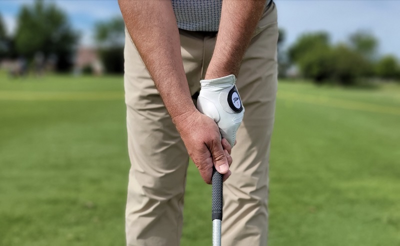 Golfer nên chuẩn bị đầy đủ dụng cụ và kiểm tra grip trước khi thay