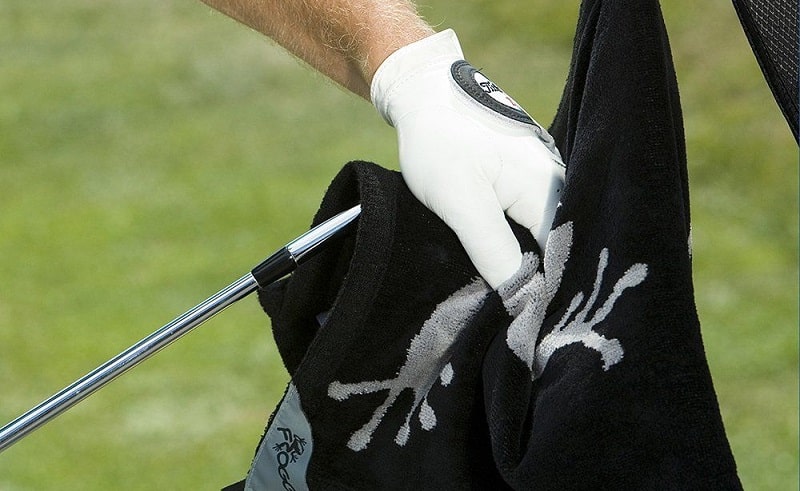Khăn golf giúp golfer lau khô gậy và bóng golf
