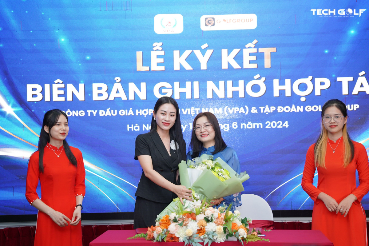 Chủ tịch HĐQT Golfgroup Vũ Kim Dung và bà Lâm T. Mai Anh – Giám đốc Công ty Đấu giá hợp danh Việt Nam (VPA) tại buổi lễ ký kết