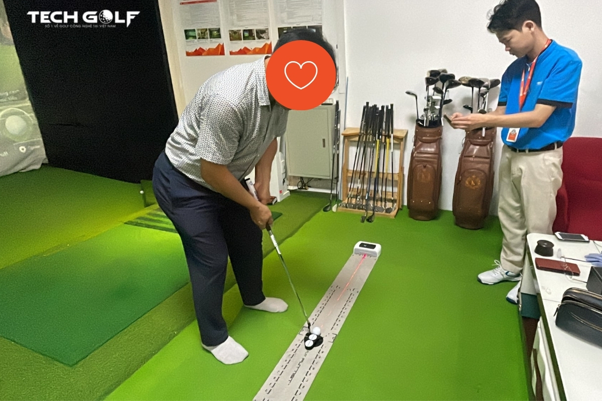 Chuyên gia kỹ thuật của Techgolf trực tiếp hướng dẫn golfer sử dụng thảm Putting Laser Pro