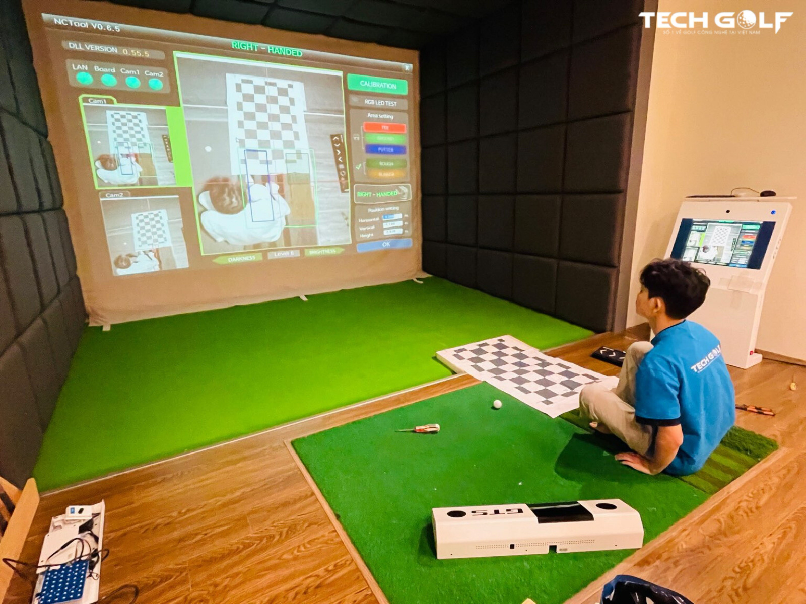 TP Phùng Thế Hoàn bảo dưỡng phòng golf 3D, nâng cao trải nghiệm khách hàng