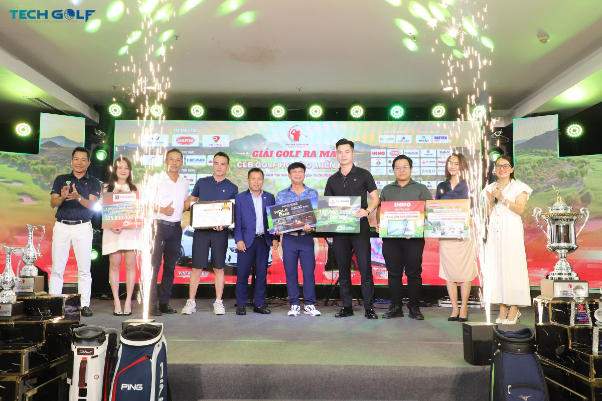 Đại diện Techgolf cùng các nhà tài trợ trao giải HIO cho golfer Đào Thật