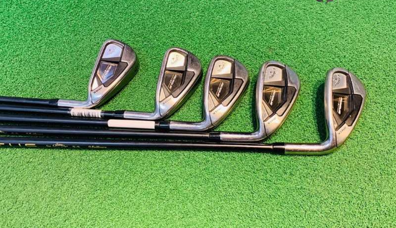 Gậy golf có màu bạc, đen làm chủ đạo, kết hợp với các chi tiết màu trắng, xám và vàng