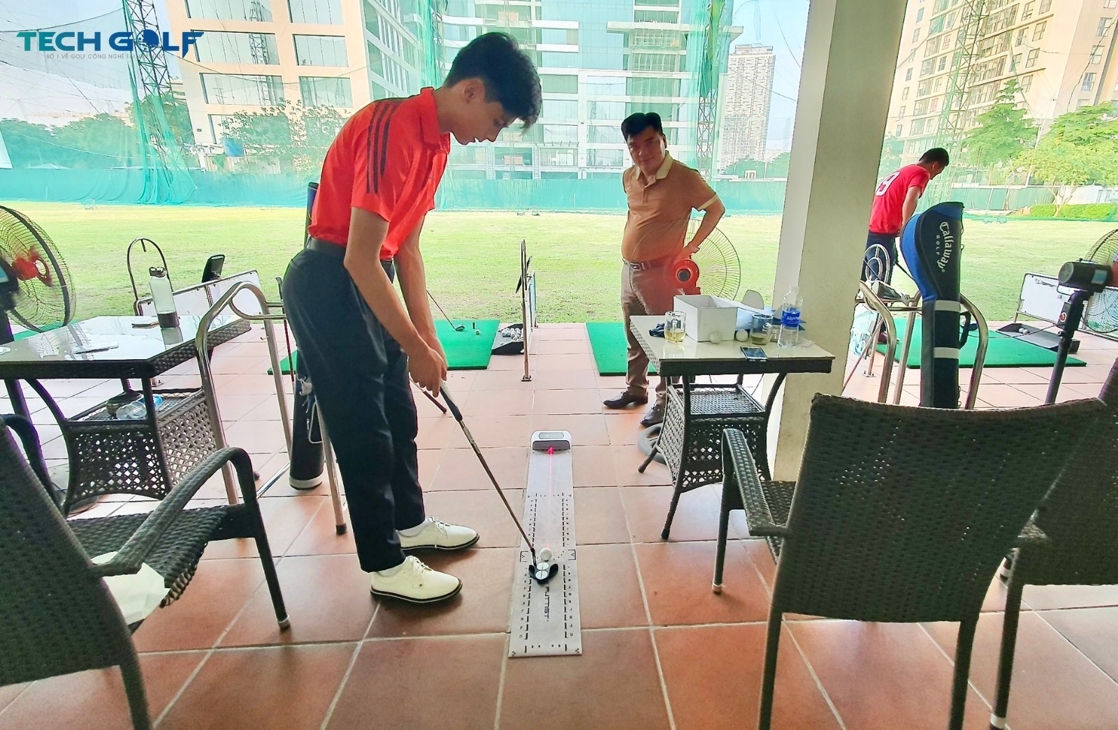 Golfer Đức Hoàng sắm thảm Putting Laser Pro và nhận quà tặng từ Techgolf