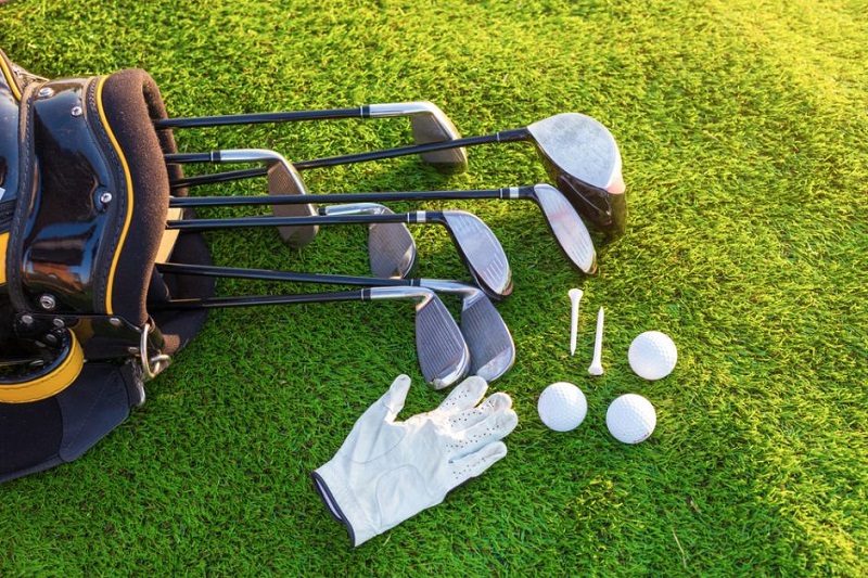 Golfer cần chuẩn bị đầy đủ gậy, bóng,... để đánh golf