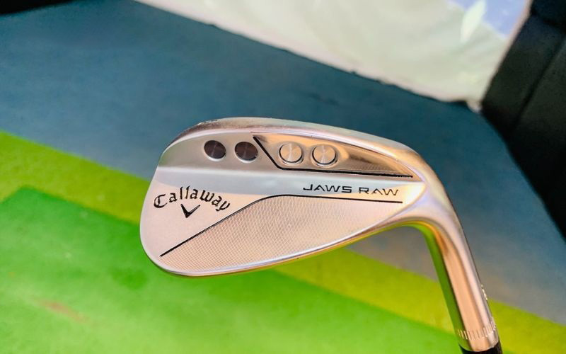 Gậy golf wedge Callaway Jaw Raw linh hoạt trong mọi tình huống