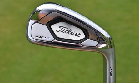 Titleist AP3 được làm từ chất liệu cao su nguyên chất có độ bám cao