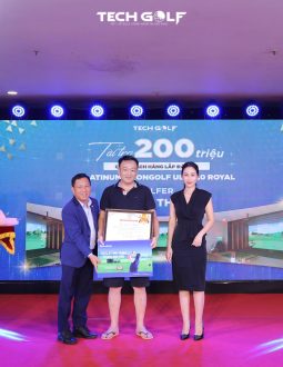 Đại diện BLĐ Techgolf trao HIO voucher lắp đặt phòng golf 3D trị giá 200 triệu tại giải Hà Tĩnh Quê Ơi