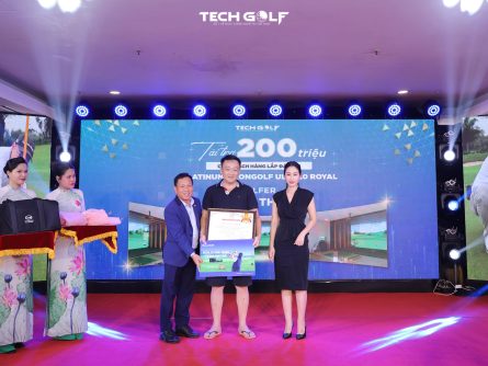 Đại diện BLĐ Techgolf trao HIO voucher lắp đặt phòng golf 3D trị giá 200 triệu tại giải Hà Tĩnh Quê Ơi