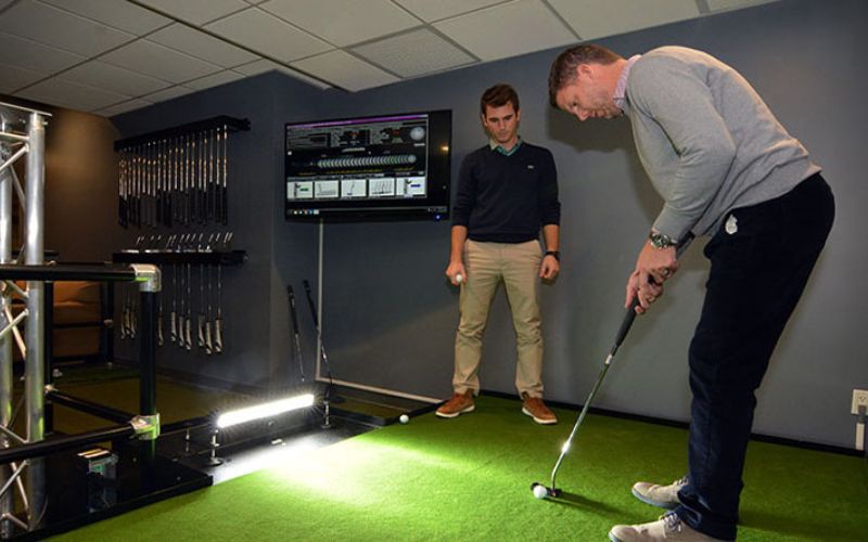 Khi chọn chiều dài gậy, golfer cần xem xét chiều cao của bản thân và tư thế chơi
