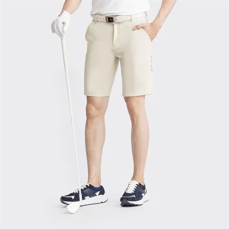 Tùy vào tình hình thời tiết mà golfer nên chú ý lựa chọn mẫu quần áo phù hợp