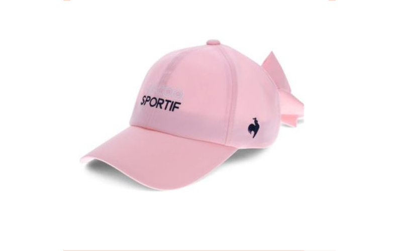 Lecoq QGCVJC03 hồng có vành mũ cong nhẹ, giúp che chắn tốt cho golfer