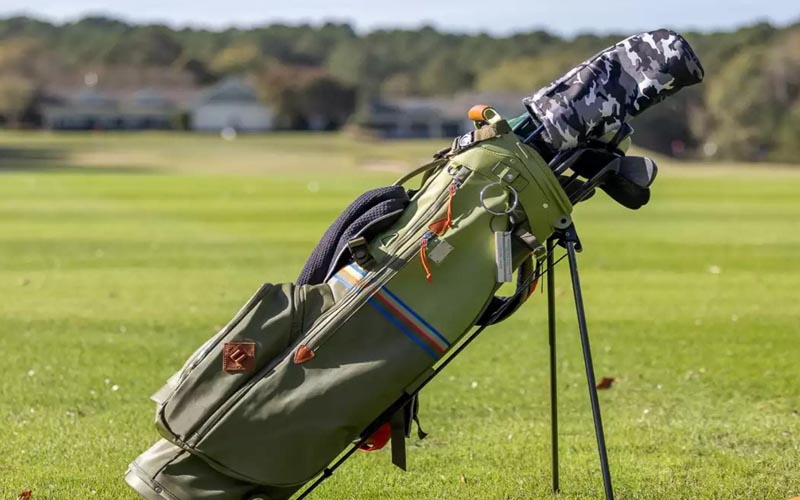 Túi gậy golf vải dù có khá nhiều ưu điểm nổi bật như chống thấm, trọng lượng nhẹ